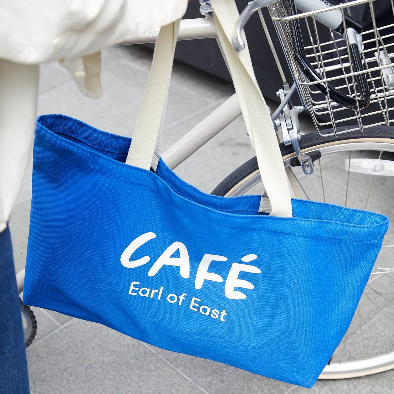 Earl of East | Café Market Bag - Café Logo Print - Blue - Image 4