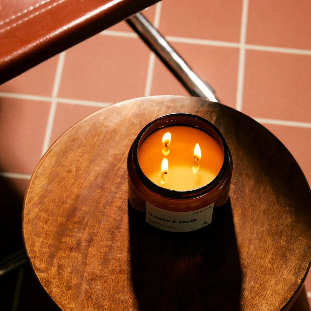 Earl of East | Smoke & Musk - Soy Wax Candle - 500ml [17.5oz] - Image 5