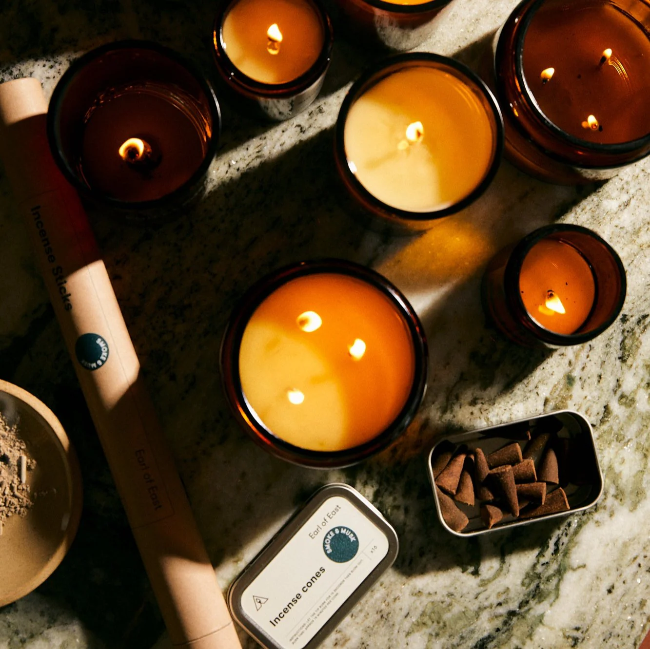 Earl of East | Smoke & Musk - Soy Wax Candle - 500ml [17.5oz] - Image 4