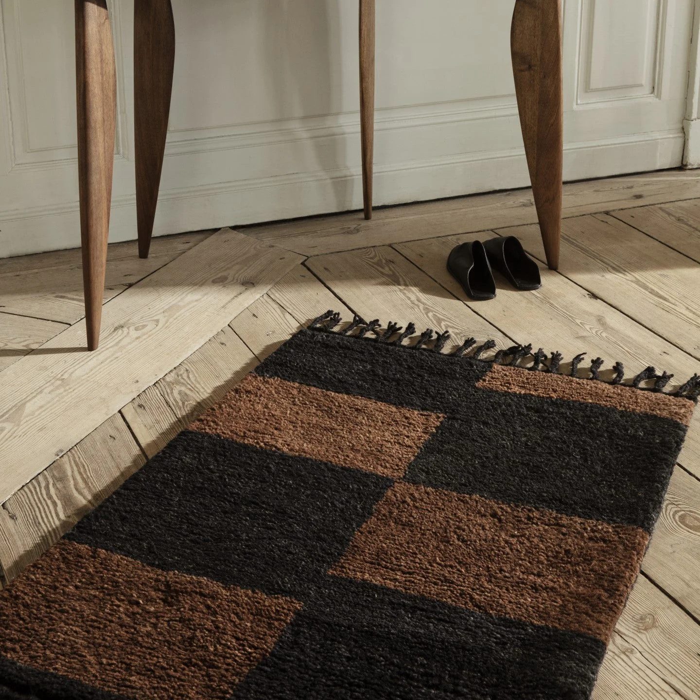 ferm LIVING | Mara Knotted Rug Small - Black/Chocolate - Image 2